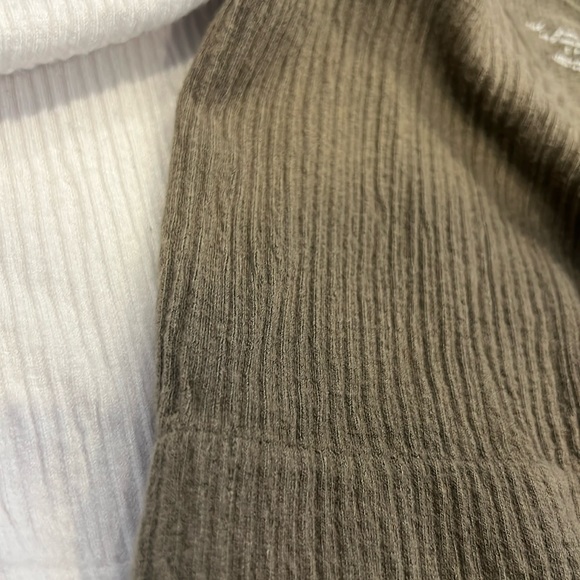 Urban Oufiters ‘Out from Under’ tank set of 3 - Picture 6 of 6